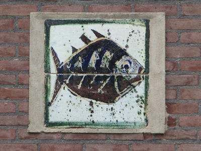 905448 Afbeelding van een keramieken tegel met een vis, in de gevel van het pand Breitnerlaan 9 te Utrecht.